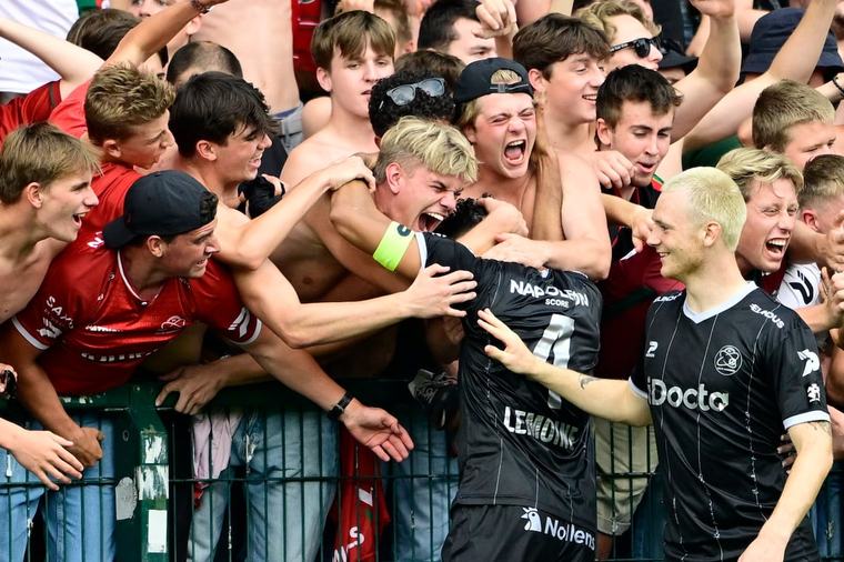 Jupiler Pro League: Courtrai, réduit à dix, s'incline sur le fil devant Zulte Waregem (0-2)
