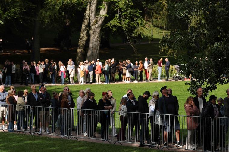 Plus d'un kilomètre de file et jusqu'à 7 heures d'attente: des milliers de personnes défile devant la dépouille Harald V de Norvège