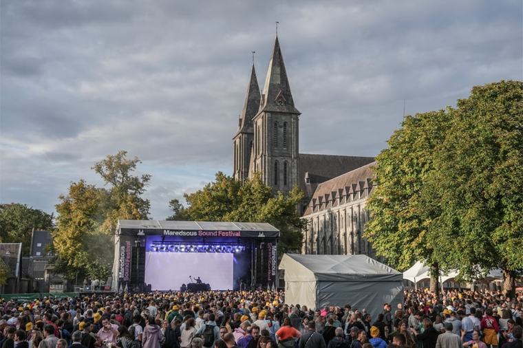 Maredsous: des milliers de fidèles pour une première messe electro (Vidéo)
