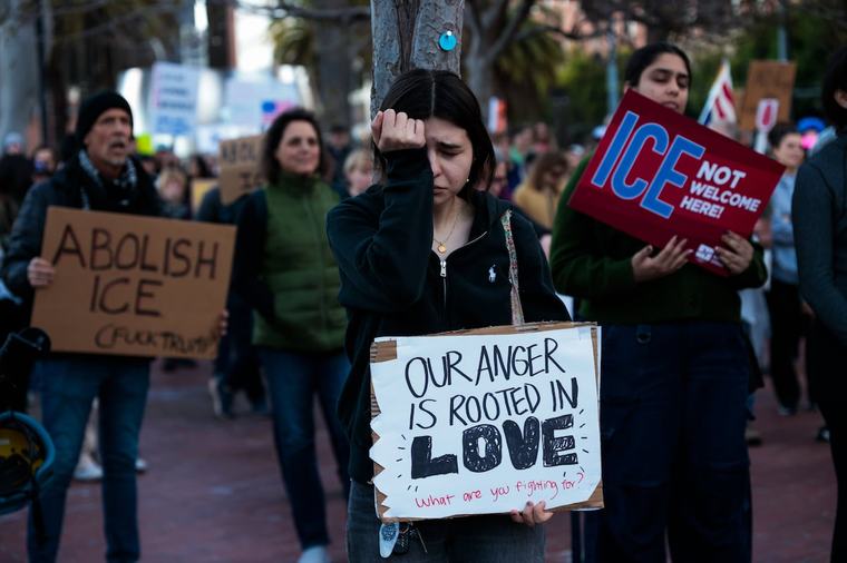 Les rafles anti-migrants de l’ICE coûtent plusieurs milliards de dollars aux villes américaines ciblées