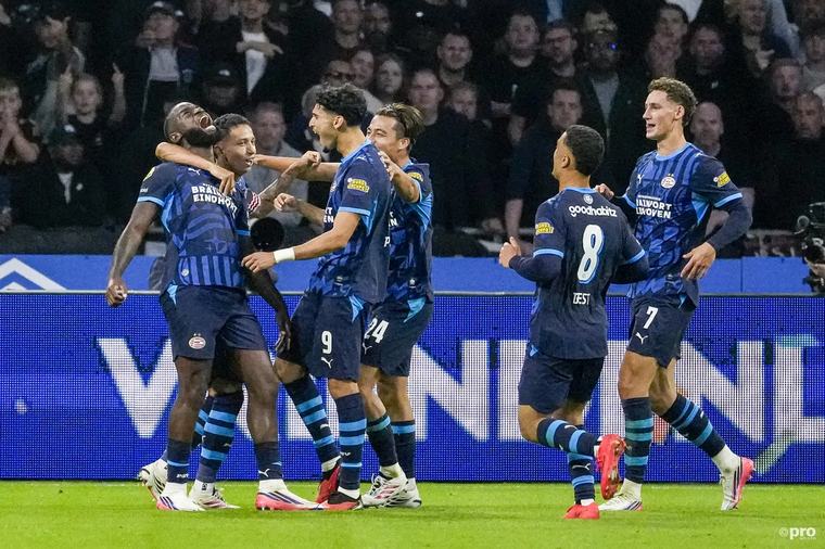 Voor de ogen Van Bommel scoort Tolu, maar PSV wint de topper van Ajax