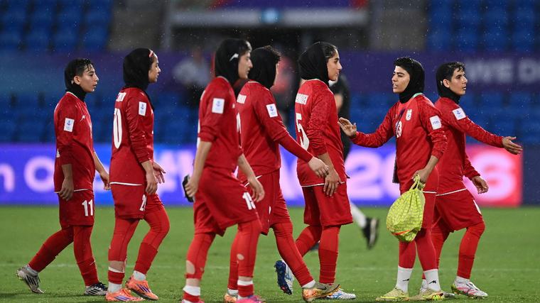 Iraanse vrouwenvoetbalploeg kampt met veiligheidsproblemen bij vertrek uit Australië
