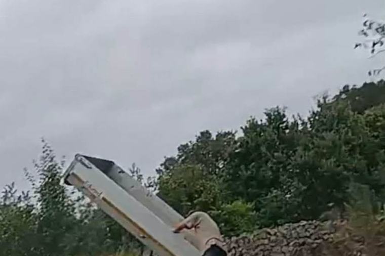 Une échevine surprend un homme en plein dépôt sauvage de déchets: "Je lui ai demandé de reprendre ses déchets avant d'appeler la police"
