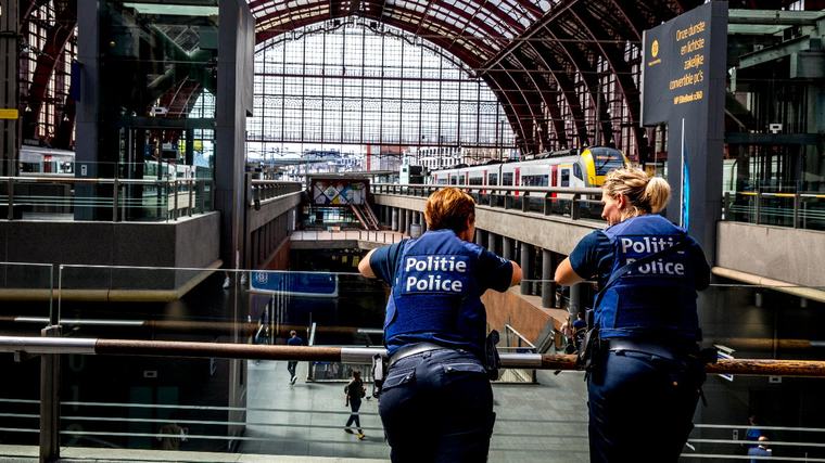 Politie rijdt mee op kusttreinen om overlast te voorkomen